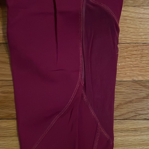 Size 4 lulu lemon capri leggings with mesh panels - Picture 3 of 6